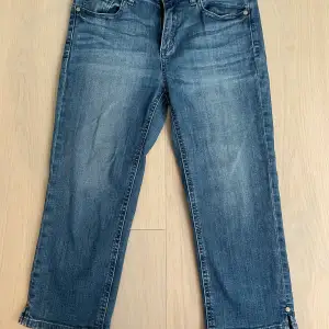 Stretchiga jeans i trekvartsmodell ifrån Cubus. Storlek 27, passar S/M.