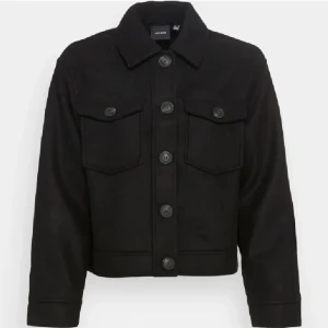 Vero Moda kappa - Så fin svart kort kappa ifrån vero Moda! I fint skick men en anning nopprig därav priset!
