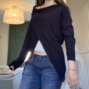 Marinblå kofta  - jättefin och varm marinblå kofta från vila object med unik design och knäppning över axeln💋