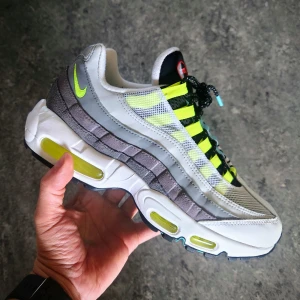 Nike Air Max 95 - Strl 41 - Nike Air Max 95 - Greedy.   Använda en gång, sedan stått på hyllan.   Storlek 41, US 8.