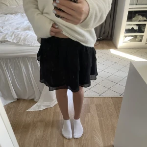 Volangkjol från chelsea  - Säljer min svarta kjol från Chelsea för den inte kommer till användning längre💞 den är i storlek xs och endast använd Max 3 gånger! Ordinarie pris 449 men säljer för 199🌟