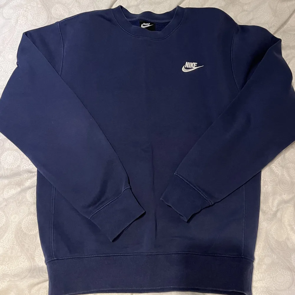 Nike Sportswear Club Crew Sweatshirt i herrmodell storlek XS, köpt på Zalando för 579kr. Skönt mjukt material inuti. Använd ett par gånger men syns inga tydliga tecken på användning. Pris kan diskuteras. . Hoodies.