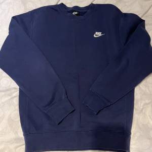 Nike Sportswear Club Crew Sweatshirt i herrmodell storlek XS, köpt på Zalando för 579kr. Skönt mjukt material inuti. Använd ett par gånger men syns inga tydliga tecken på användning. Pris kan diskuteras. 