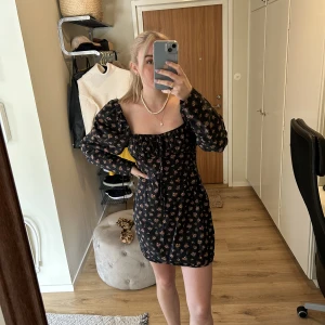 Svartblommig klänning  - I gott skick, skriv för fler bilder 