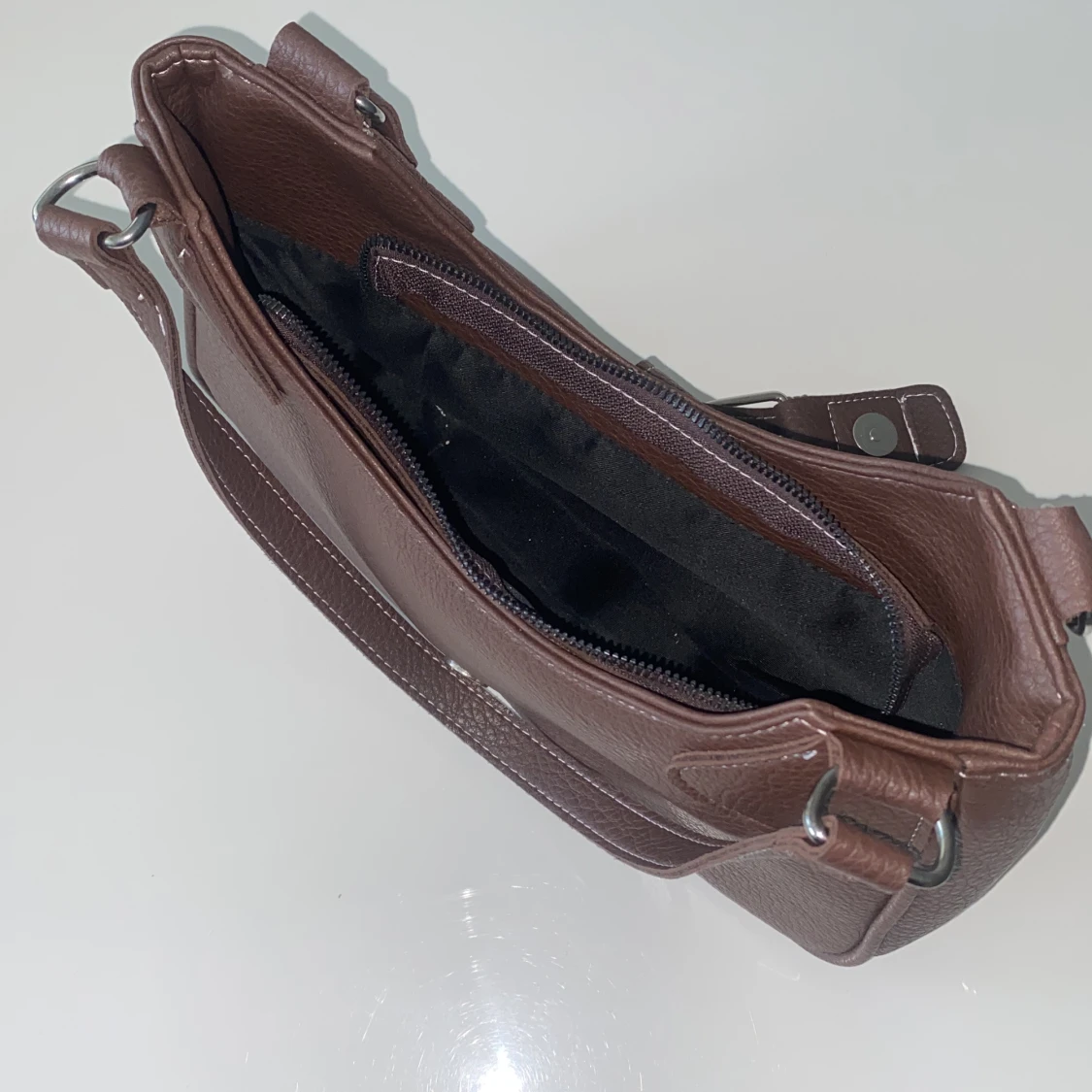 Brun hand/axelväska i faux skinn 👜 - 91