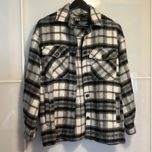 RUTIG KAPPA , ZARA - Rutig kappa perfekt till hösten från Zara , använd endast 1 gång🩷