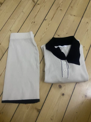 Hela outfiten! Kjol + korttröja! Helt ny!  - Helt ny outfit. Man kan köpa det uppdelat om man vill också. Det är bra kvalitet och formar kroppen bra. Gullig men ändå sexig! Helt ny och har aldrig använt den eftersom storleken inte passade. 