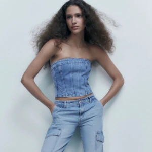 Jeans topp - Säljer denna helt nya korsett topp i jeans från zara