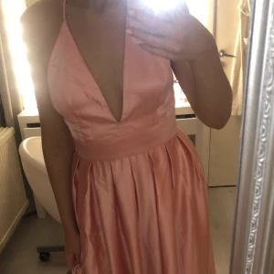 Rosa balklänning i satin NLY - Korallrosa långklänning i satinmaterial från Nelly, oanvänd med lappar på. Storlek 36❤️‍🔥