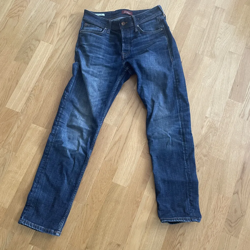 Säljer mina gamla Jack and Jones jeans för använder dom aldrig längre. Inga fläckar. Storlek W 29 L 29.. Jeans & Byxor.