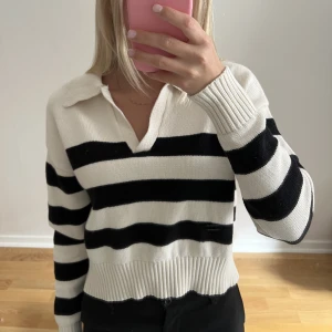 Stickad tröja - Stickad tröja från Shein i storlek XS. Använd 2 gånger så är som ny. Finns att hämta i Göteborg annars står köparen för frakt! 💕