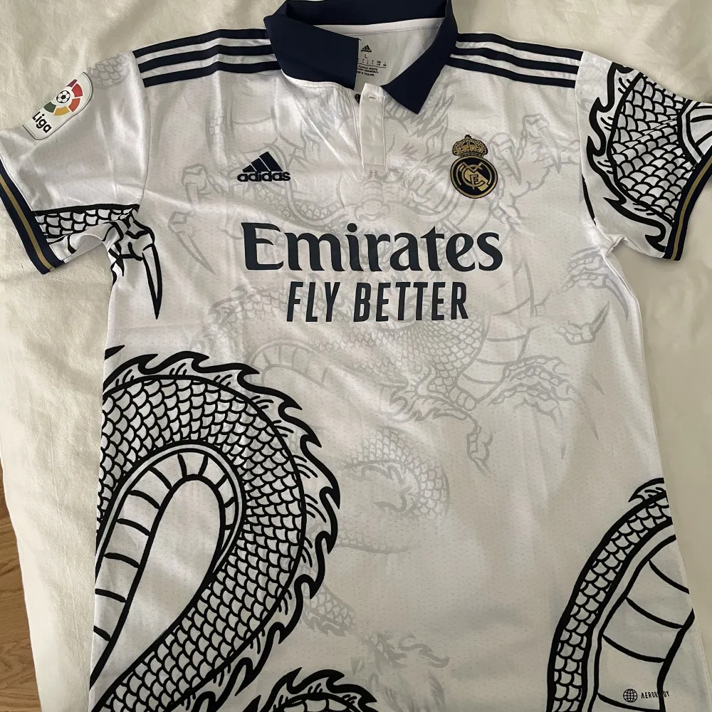 Väldigt fin limited edition real Madrid tröja. Storlek L men passar även M.  Rep men väldigt hög kvalite, inga defekter.. T-shirts.