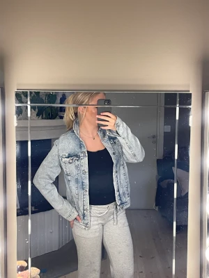Jeansjacka - Superfin jeansjacka i bra skick i strl 164/S, säljer pga att jag har så många🙌🏼 
