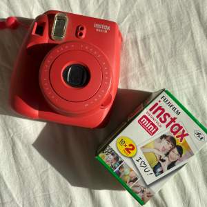 En mörkrosa polaroidkamera som knappt är använd. 20 bilder medföljer.🫶🏻