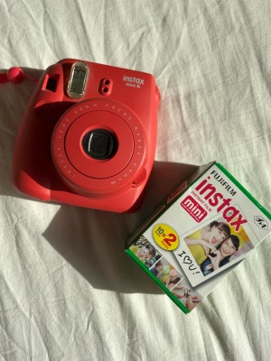 Polaroidkamera +kort - En mörkrosa polaroidkamera som knappt är använd. 20 bilder medföljer.🫶🏻