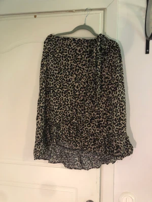 Leopardmönstrad kjol - Denna är i ett superbra skick! Vid intresse eller frågor, kontakta mig:) 
