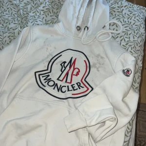 Moncler tröja M men passar Xs,s  - Fläckar försökt med venish, men kanske funkar med pinkstuff.