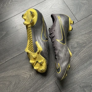 Fotbollsskor Nike mercurial - Kommer inte till användning då dom är för små. Skick 9/10. Använda Max en halv säsong. Storlek 45