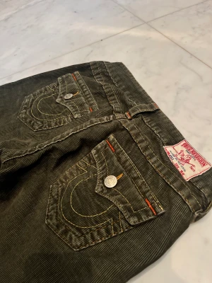 true religion jeans  - gröna lowwaist bootcut manchester true religion jeans. dunder skick, st 25. jag är 166. midjemått; 70. innerben; 76. köp direkt 400