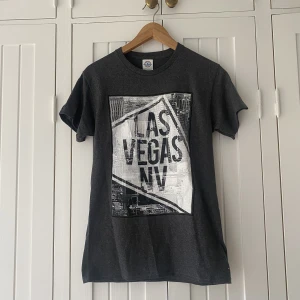 Las Vegas T-shirt - Delta Pro Weight  - Las Vegas T-shirt köpt för nån månad sen i Las Vegas, använd en gång, bra kvalite 