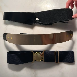 Guld bälten  - S/M Läder bälte i 50% lack 50% mocka 🖤 170kr ett stelt bälte framtill i one size 90kr ett marinblått resår bälte one size 90kr 🖤🧡💙