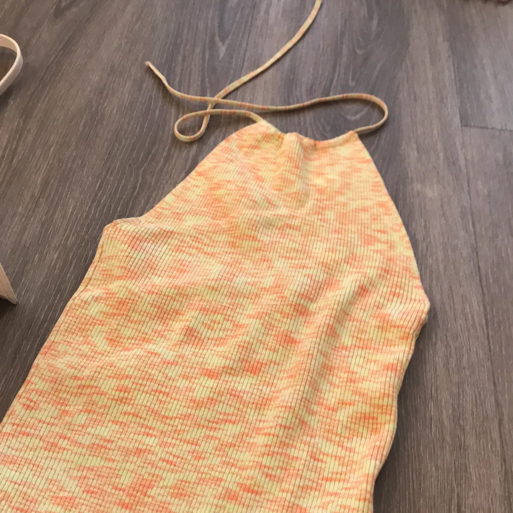 I got this as a gift but it’s not really mud size. It’s a great summer dress in perfect condition and really fun colors! The quality of the fabric is surprisingly very good. . Klänningar.