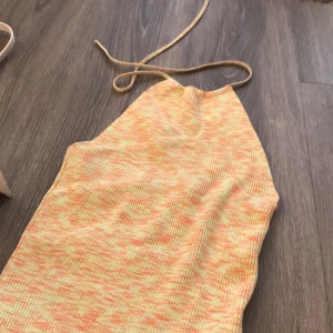 Bershka mini bodycon klänning  - I got this as a gift but it’s not really mud size. It’s a great summer dress in perfect condition and really fun colors! The quality of the fabric is surprisingly very good. 