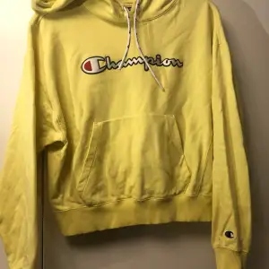 En gul Champion hoodie i storlek xs. Använd en del men i bra skick. Nypris 749kr. Priset kan förhandlas. 