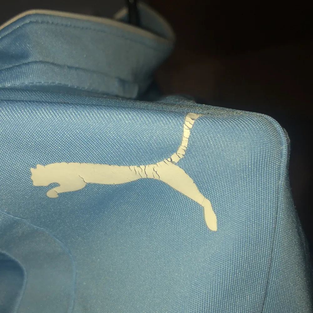 Säljer denna mff tröja för att den inte används. Tröjan är äkta och är i strl 158-170cm. Puma märket på ena axel sidan är lite borta så därför säljs denna billigt.. T-shirts.