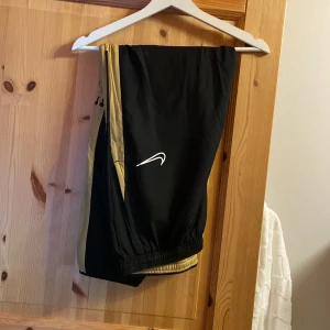 Nike byxor  - Nike byxor i storlek L. De är i mycket bra skick, inte använda särskilt mycket och finns inga defekter. T-shirt till byxorna finns på min profil! 
