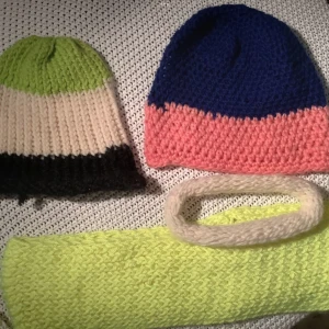 Mössor  - Mössor mm hemgjorda aldrig använda 