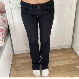 Pepe jeans - La upp annonsen igen så att det blir gratis frakt istället!! Lågmidjade svarta pepejeans i straightfit, nyskick❤️