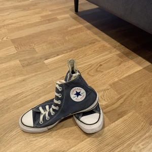 Äkta Converse skor  - Äkta blåa Converse i storlek 39. De kommer inte till användning och därför säljer jag de. Skorna är använda fåtal gånger.  Jag kan gå ner i pris vid snabb affär! 