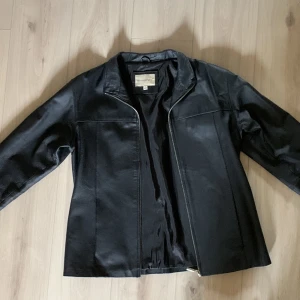 Atmosphere äkta läderjacka  - Jacka från Atmosphere i äkta läder i storlek 44 men den sitter som en oversize 38/M. Tveka inte att höra av dig om det uppstår frågor <3