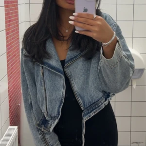 Jeansjacka Zara - Säljer denna fina jeansjacka ifrån Zara💕 Storlek L min sitter bra på mig som har S/M vanligtvis. Köptes för 699kr säljer för 299kr + frakt 🤍