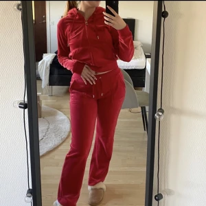Juicy couture röda XXS - Skit snygga och sköna röda juicy couture byxor storlek xxs, tappat bort snöret men dem e endå thighta och lika strechiga, älskar dem så himla sköna och mysiga formar kroppen bra, bilden är inte xxs storlek det är bara bild p hur byxorna ser ut