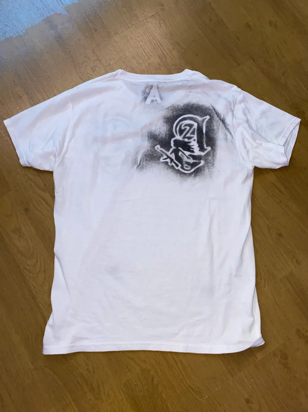 Säljer en Arieaty T-shirt, storlek S. Den är limited edition så den säljs inte längre (Såldes slut på några timmar) Aldrig använd. Var för liten och nu bara legat oanvänd . T-shirts.