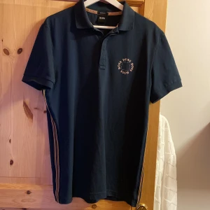 Hugo Boss Pike  - Hugo Boss pike i storlek M. Den är i bra skick och inte använd särskilt mycket. Finns inga hål eller märken. Shortsen till piken finns på min profil.