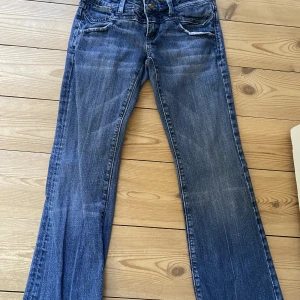 Lågmidjade utsvängda jeans  - Jag säljer ett par lågmidjade utsvängda jeans som är sååå snygga och perfekta !!