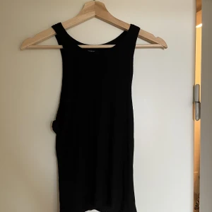 Ribbstickat linne  - Ribbstickat linne ifrån Lindex. Storlek M