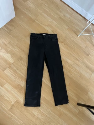 Skinnbyxor raka - Svarta fake skinnbyxor ifrån Lindex. Modellen Nea, storlek 42. Väldigt stretchiga. Aldrig använda 