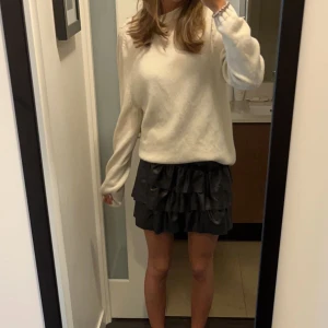 skinnkjol - svinsnygg kjol i skinimmitation som bara kommit till användning fåtal gånger och därför är i nyskick. det står ingen storlek i den men passar mig bra som vanligtvis har S. Hör av dig för frågor eller fler bilder. OBS använd inte köp nu