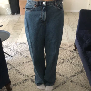 Hög midjade jeans - Bra skick förutom det som är på sista bilden. Har använt några gånger säljer på grund av att dom inte används längre.