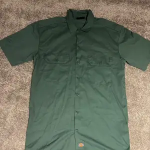 Grön dickies skjorta, lång och skön.  Använd 2 gånger. Storlek : S, herr. Original pris: 600kr Säljs för 500kr, spara 100kr.