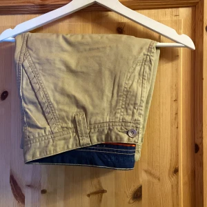 Sail racing cargo shorts  - Sail Racing shorts, finns inga defekter eller likande. Helt nya och endast testade. Storlek L