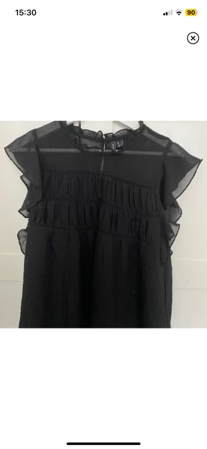 Svart blus - Svart blus från Vero Moda i superbra skick! Köpte den här på Plick men säljer då den tyvärr inte passade🥰