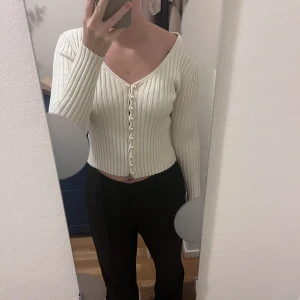 Tröja med pärlor - Fin stickad tröja från NA-KD😍 lite nopprig därav priset