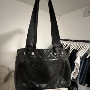 Väska  - Snygg rymlig väska. Får plats dator o skolböcker i. Vid flera intresserade påbörjad budgivning. Minst 200kr + frakt 