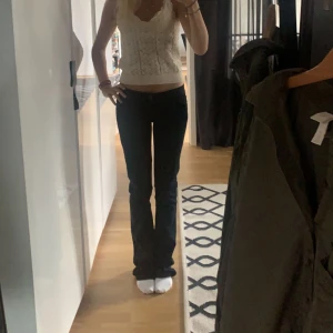 Jeans  - Säljer nu mina super fina jeans som jag älskar. De har tyvärr blivit försmå, bra skick men väl använda.💞 Nypris 800 kr. Tryck EJ på köp nu!!