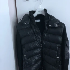 Moncler cardigan - Har denna i dom flesta storlekarna bästa kvaliten ni kan hitta helt oanvända köpes endast kan frakta och mötas i Solna 